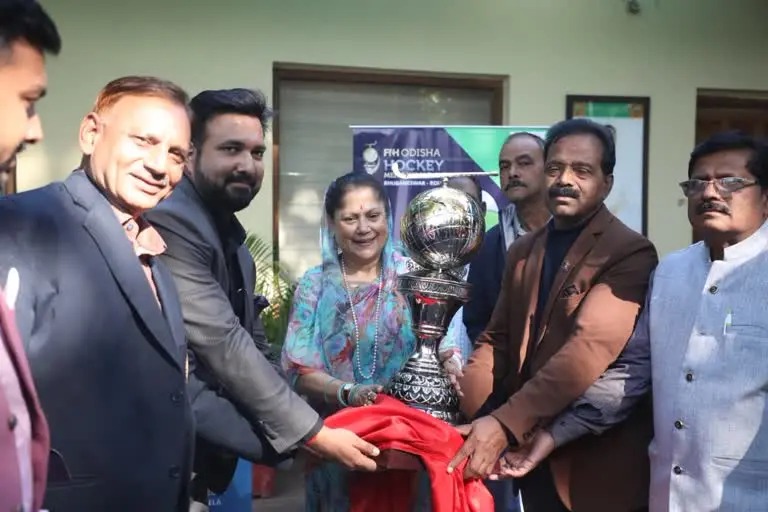 भोपाल पहुंची Hockey World Cup Trophy, खेल मंत्री यशोधरा राजे ने किया स्वागत  