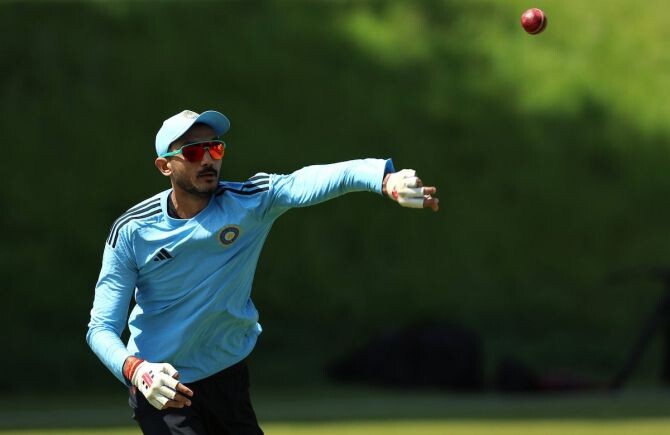 Cricket Tips & Tricks: Tips To Improve Your Catching Skills Cricket Tips & Tricks: Tips To Improve Your Catching Skills