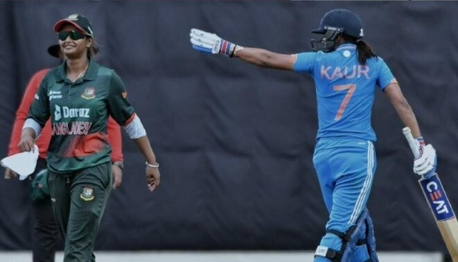 Harmanpreet Kaur Sparks Controversy With Unruly Gesture Harmanpreet Kaur Sparks Controversy With Unruly Gesture