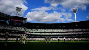 Couple intimate moment caught on cam during Boxing Day Test Couple intimate moment caught on cam during Boxing Day Test