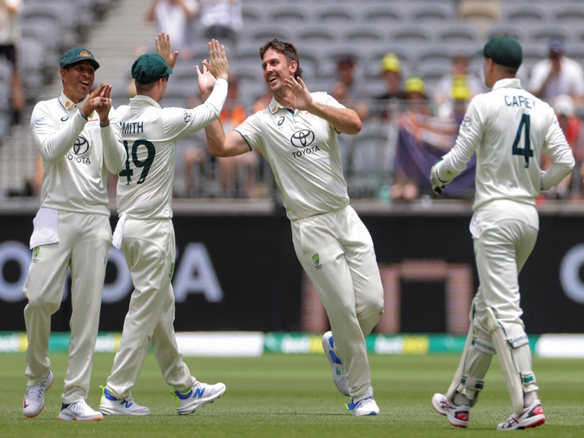 AUS vs PAK 1st Test: Usman Wears Black Armband for Gaza AUS vs PAK 1st Test: Usman Wears Black Armband for Gaza