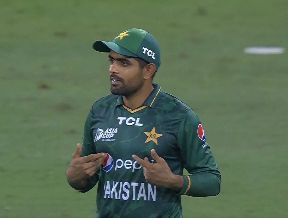 Babar Azam's DRS Blunder Ignite Twitter Storm in IND vs PAK Babar Azam's DRS Blunder Ignite Twitter Storm in IND vs PAK