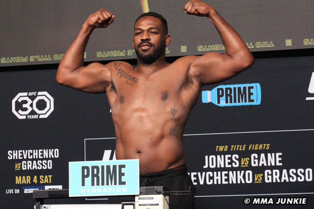 How Do UFC Fighters Cut Their Weight Fast? Explained How Do UFC Fighters Cut Their Weight Fast? Explained