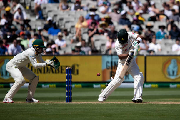 Australia Fight Back, Pakistan Wobble at 194/6  