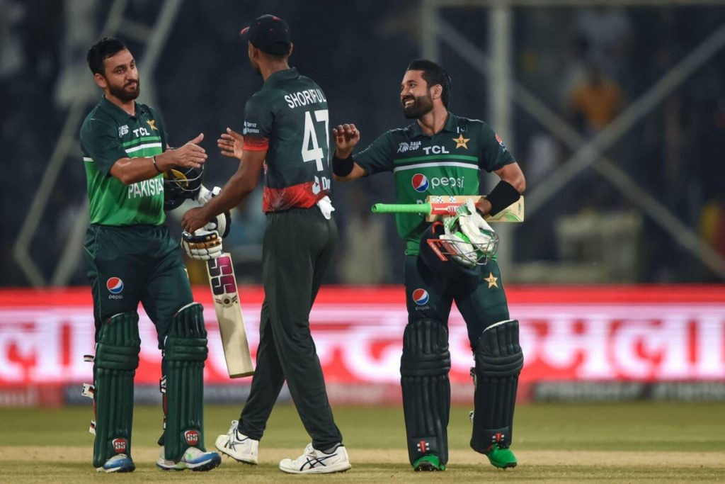 Pakistan's Pacers Run Riot Over Bangladesh in Super --4 Pakistan's Pacers Run Riot Over Bangladesh in Super --4