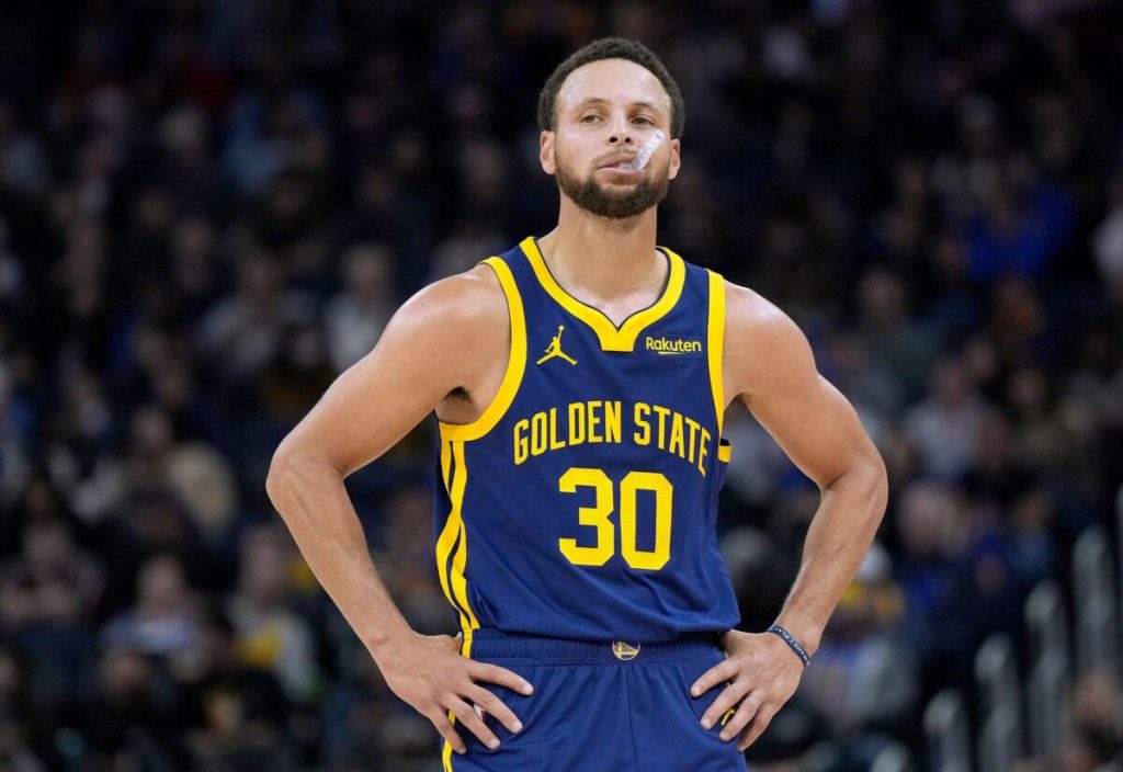 Steph Curry breaks a new record in game against the Rockets Steph Curry breaks a new record in game against the Rockets
