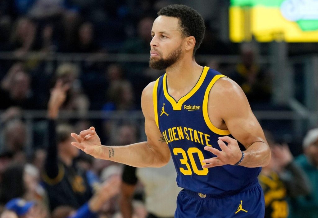 Steph Curry breaks a new record in game against the Rockets Steph Curry breaks a new record in game against the Rockets
