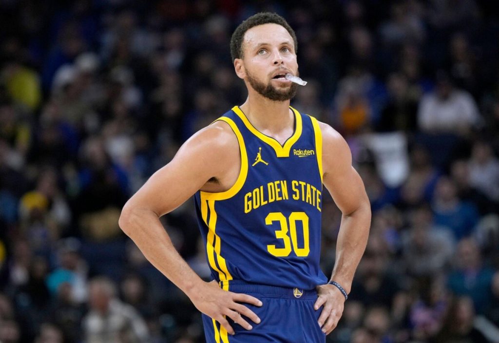 Steph Curry breaks a new record in game against the Rockets Steph Curry breaks a new record in game against the Rockets