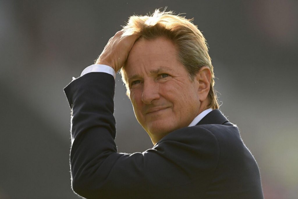 5 Cricket Commentators Who Became The Voices of Cricket 5 Cricket Commentators Who Became The Voices of Cricket