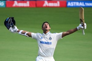 एक दोहरा शतक जड़ने पर खिलाड़ियों को कितना पैसा देता है BCCI? जानकर उड़ेंगे होश!  