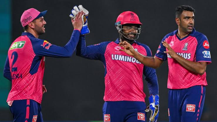 Cricket में Q-Collar Device क्या है? जिसे गर्दन में पहनकर मैदान में उतरे कैडमोर  