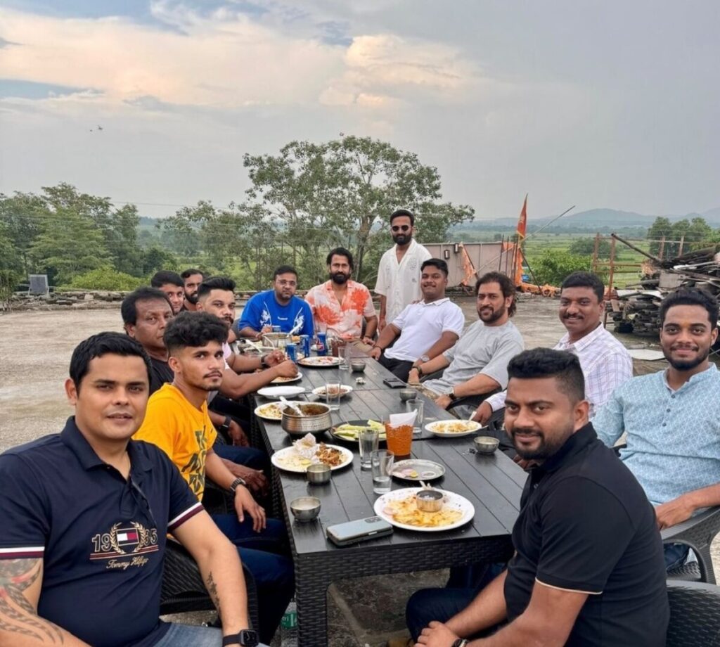 MS Dhoni का देसी अंदाज, दोस्तों संग पहुंचे ढाबा, कुछ इस तरह से हुई पार्टी MS Dhoni का देसी अंदाज, दोस्तों संग पहुंचे ढाबा, कुछ इस तरह से हुई पार्टी