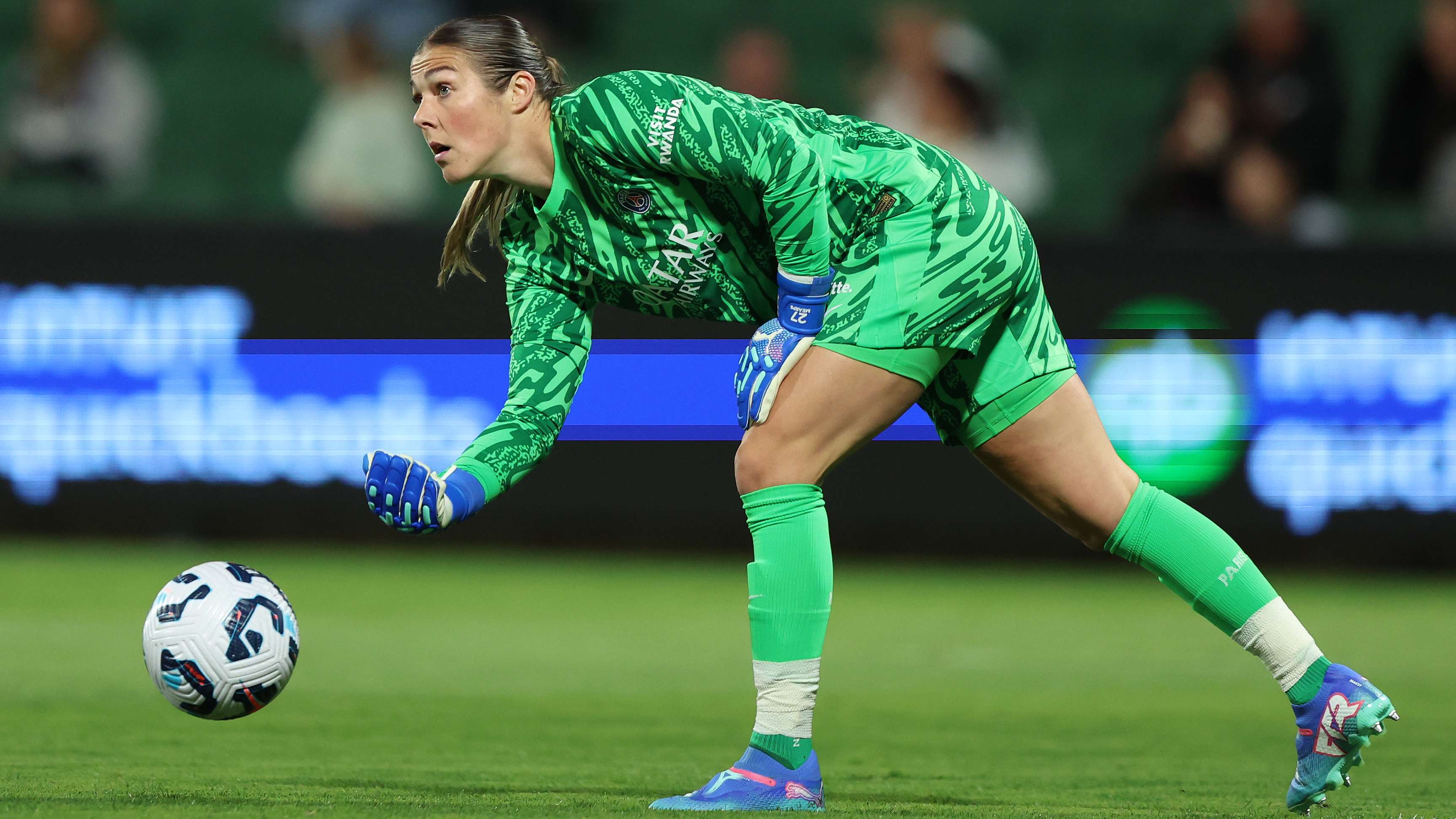 Earps reflects on PSG debut  