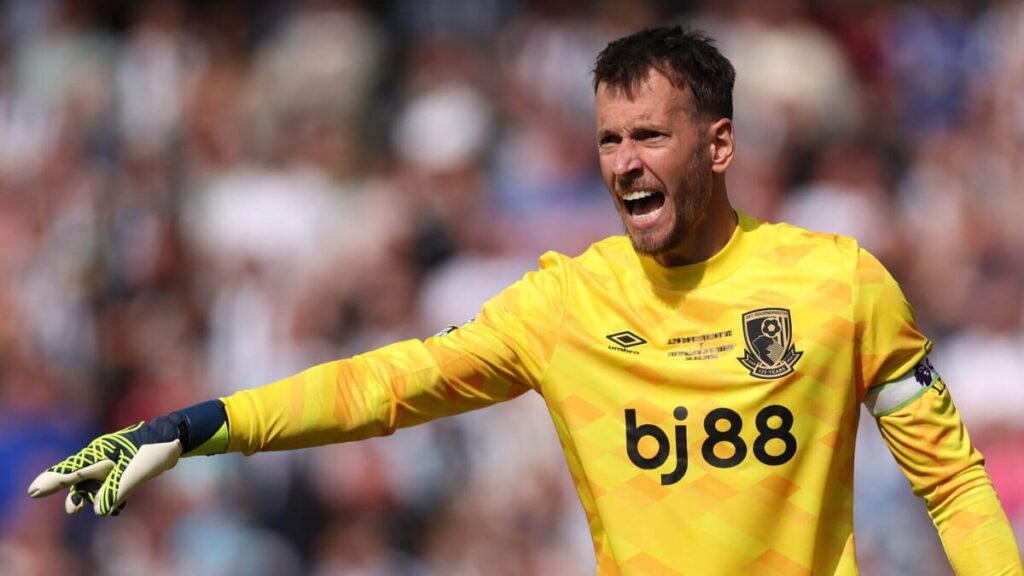 Goalkeeper Neto undergoing medical ahead of Arsenal move Goalkeeper Neto undergoing medical ahead of Arsenal move