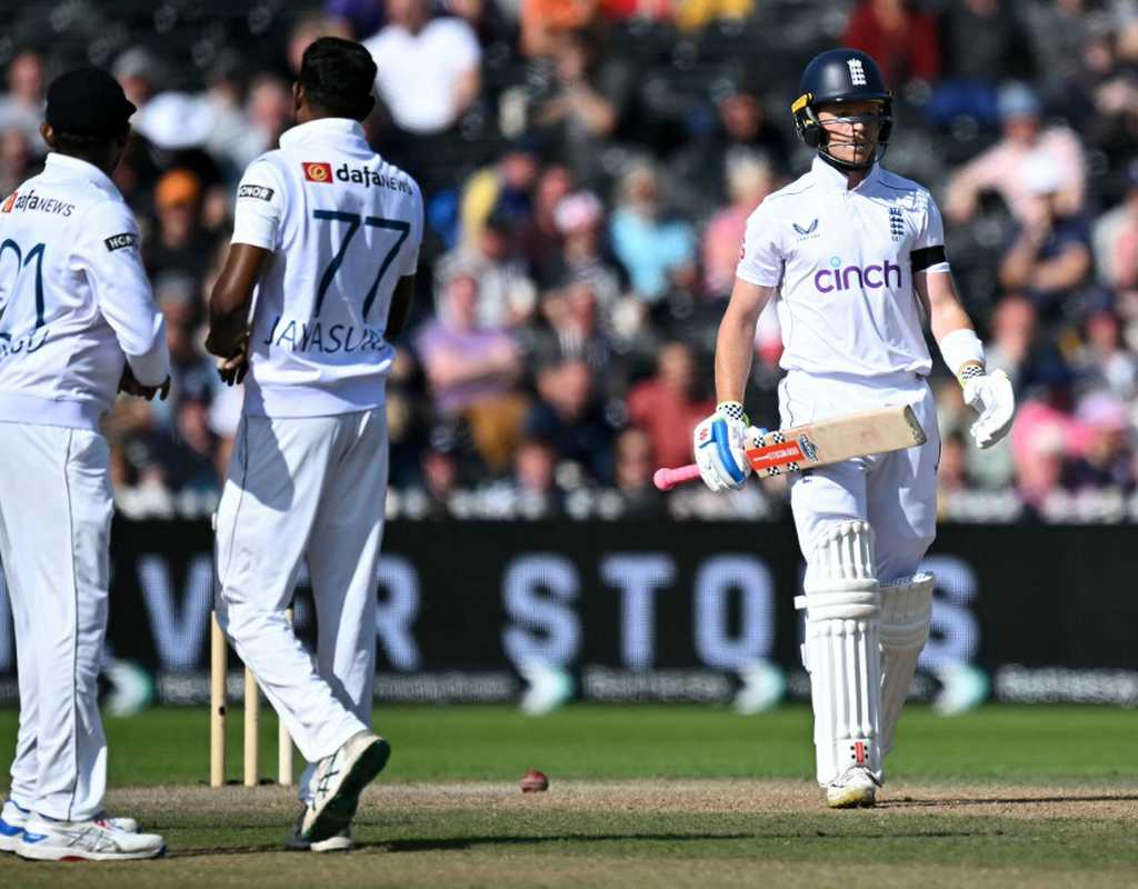 England lose top-order in pursuit of 205  