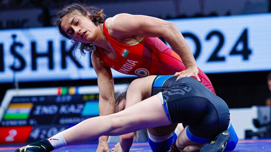कुश्ती से संन्यास लेने वाली थीं Vinesh Phogat, WFI के साथ क्या विवाद था? जानें  