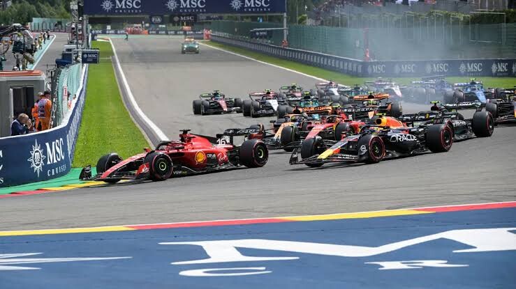 F1 Summer break: सीज़न के बीच में रेसिंग एक महीने के लिए बंद क्यों हो जाती है? F1 Summer break: सीज़न के बीच में रेसिंग एक महीने के लिए बंद क्यों हो जाती है?