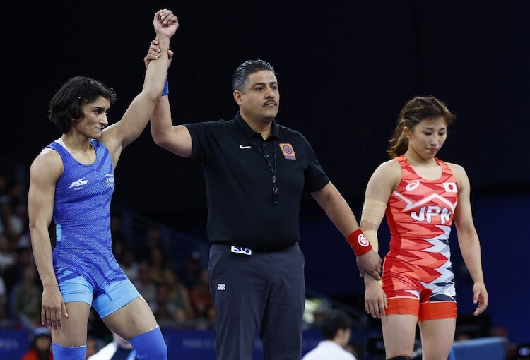 कुश्ती से संन्यास लेने वाली थीं Vinesh Phogat, WFI के साथ क्या विवाद था? जानें  