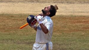 "Too Early to Compare" Karthik Issues Warning Over Dhoni & Pant Comparison  