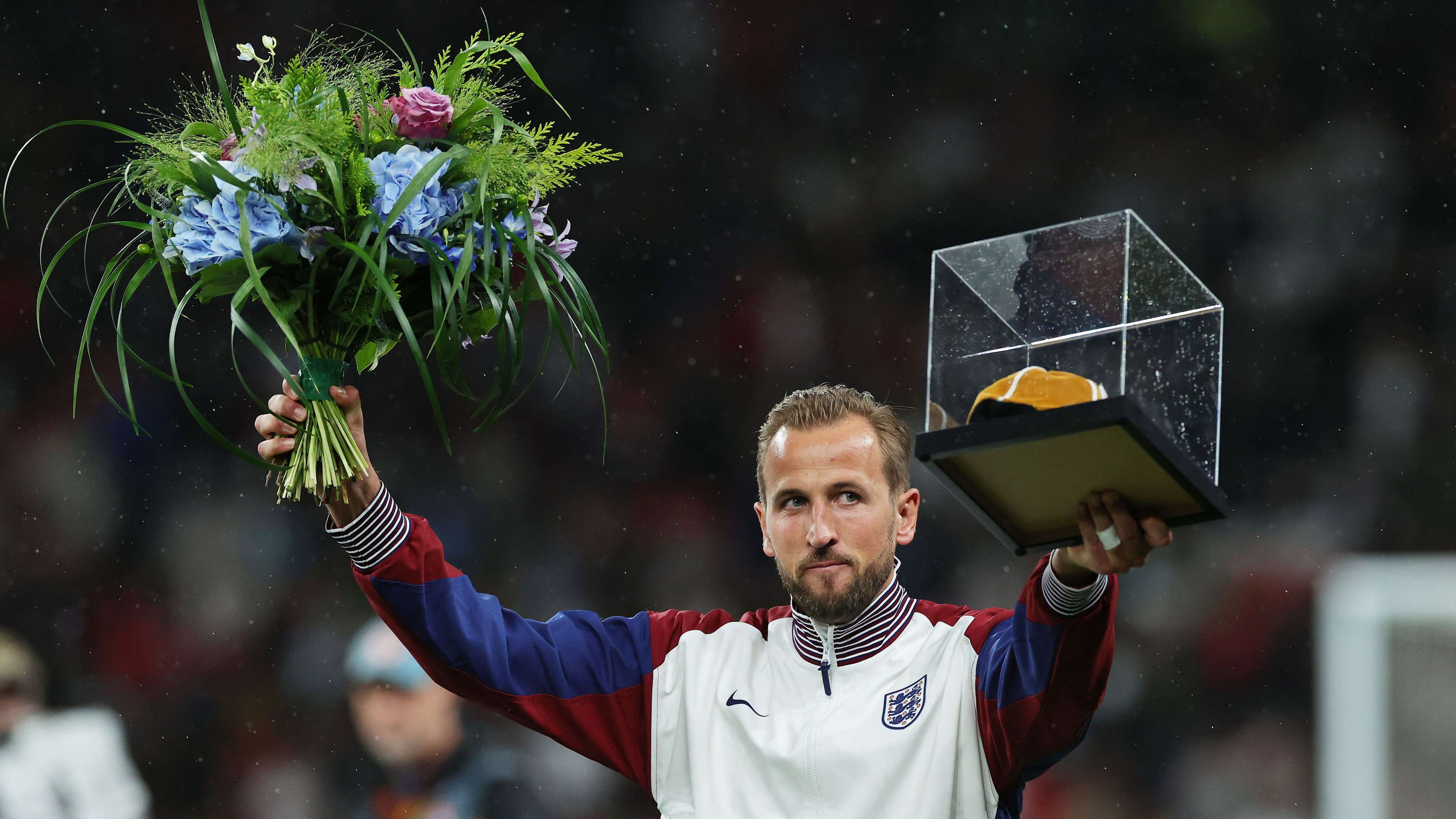 📽️ | Kane presented with special trophy by Lampard  