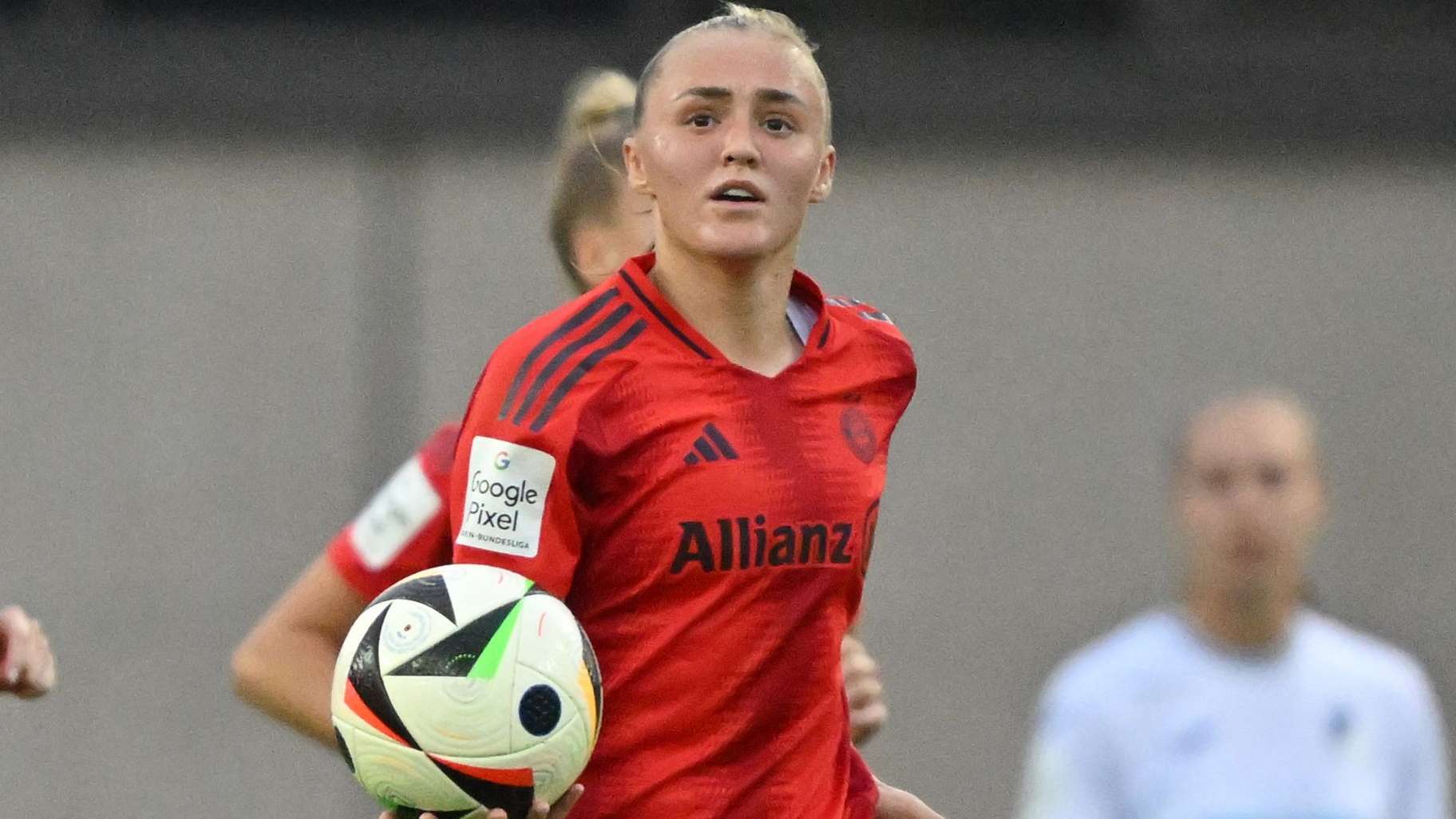 📽️ | Stanway scores 20-yard screamer as Bayern Munich riot  