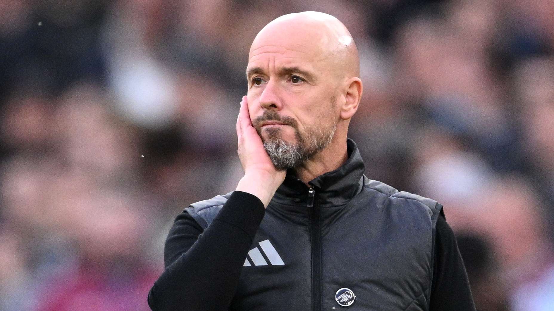 📸 | Ten Hag tries to hide after Man Utd sacking  