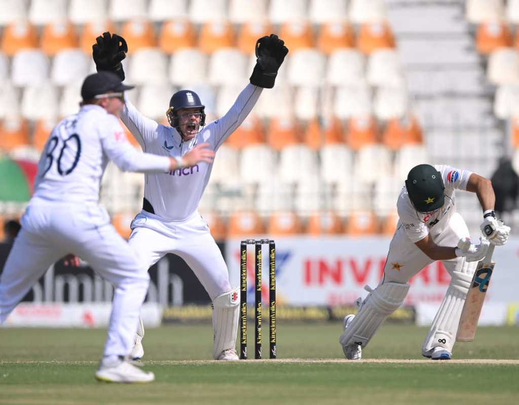 Leach bowls England to famous win  