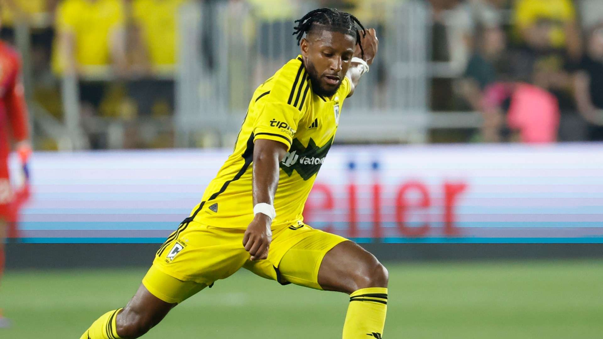 Crew's Steven Moreira wins MLS Defender of the Year  