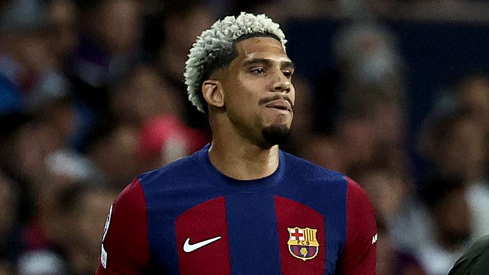 Araujo's Barca future becomes clearer amid contract uncertainty  