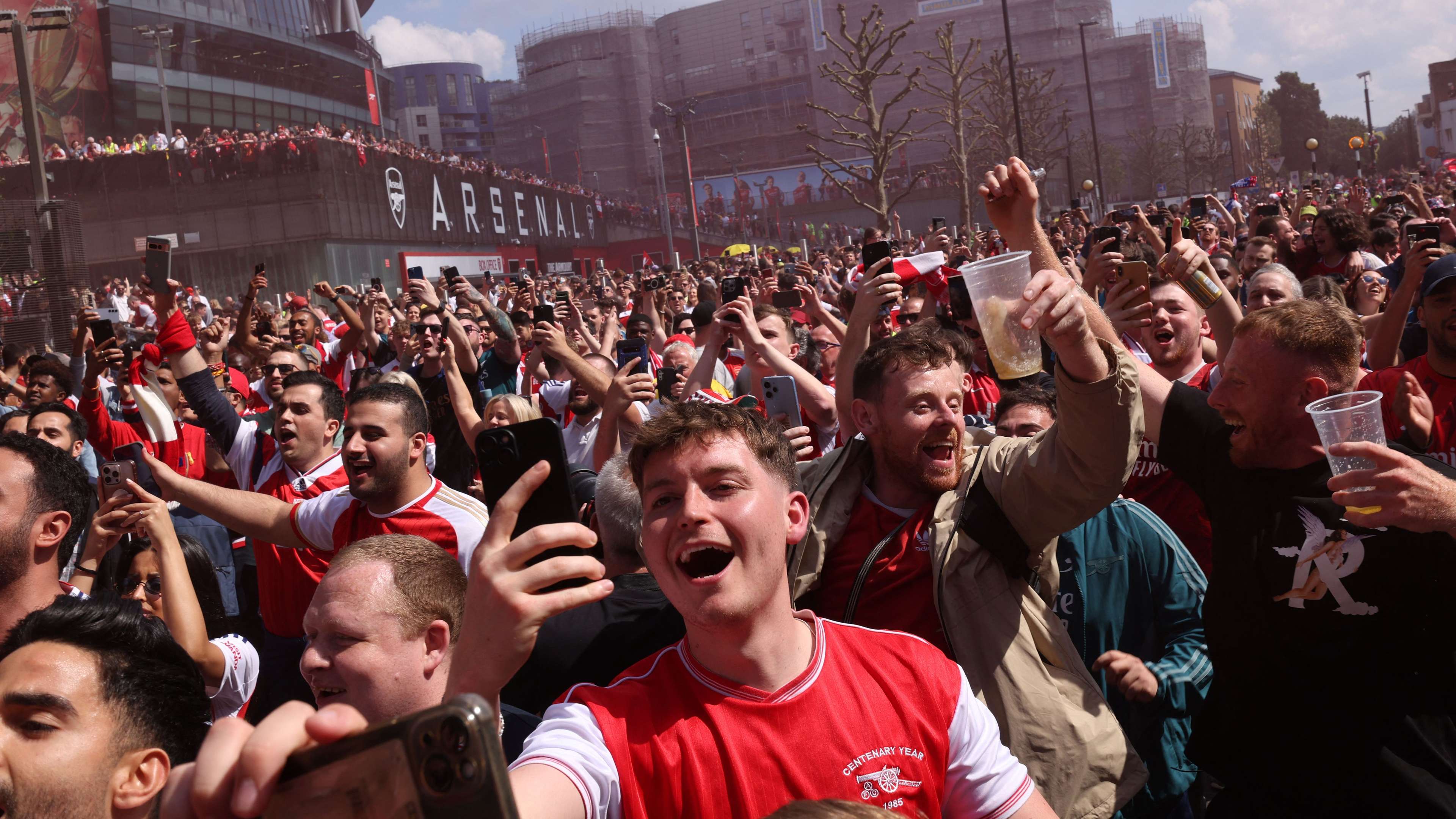 Arsenal fans hit by alcohol ban in Milan to thwart troublemakers  