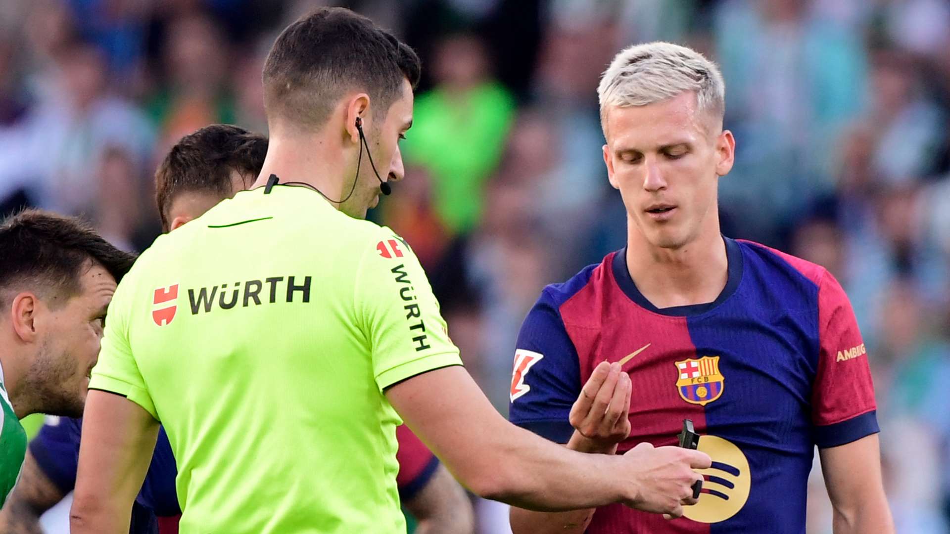 Yamal reacts to Barcelona team-mate bizarrely losing tooth!  