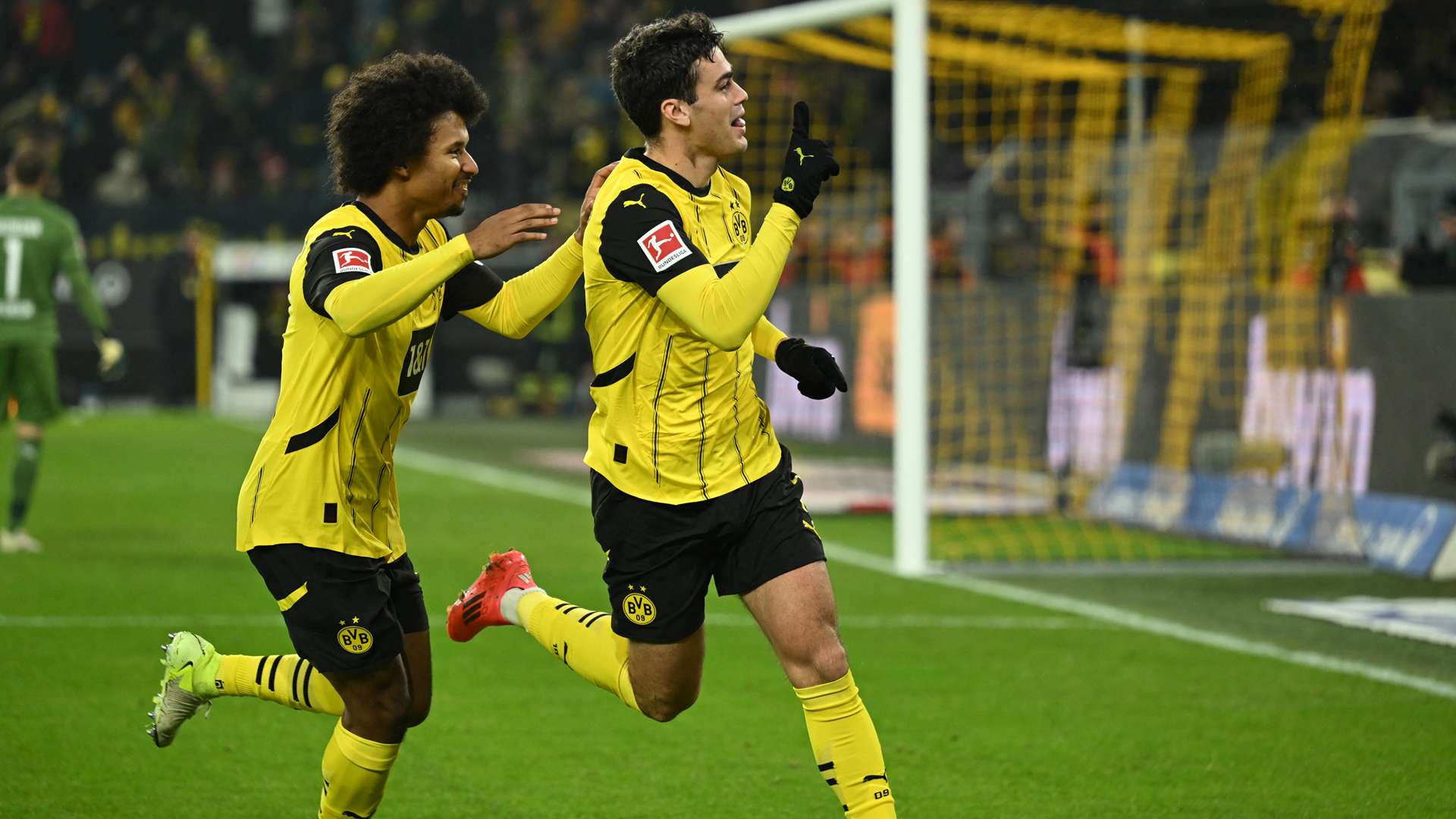 USMNT star Reyna blasts wonder goal for Borussia Dortmund  