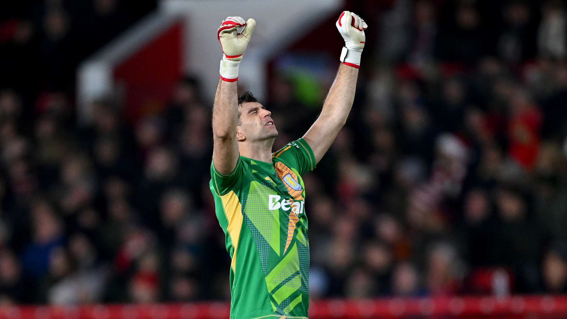 'Beyond outrageous' - Earps hails Martinez's 'save of the season'  