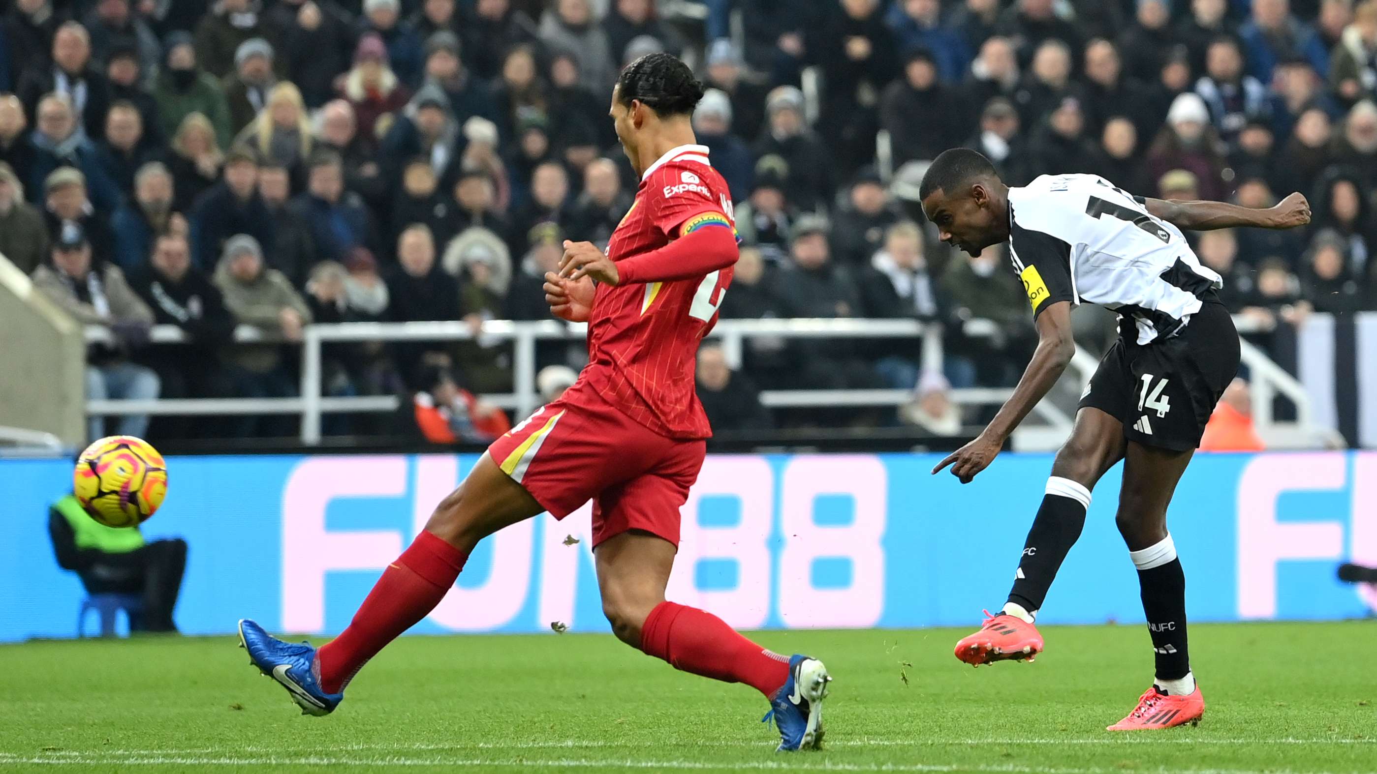 📽️ | Isak twists Van Dijk before scoring unstoppable strike  
