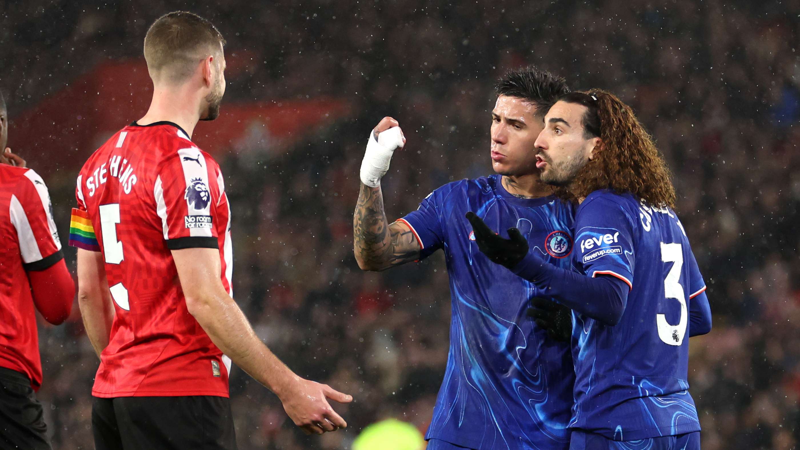 📽️ | Saints defender sees red for pulling Cucurella's HAIR  