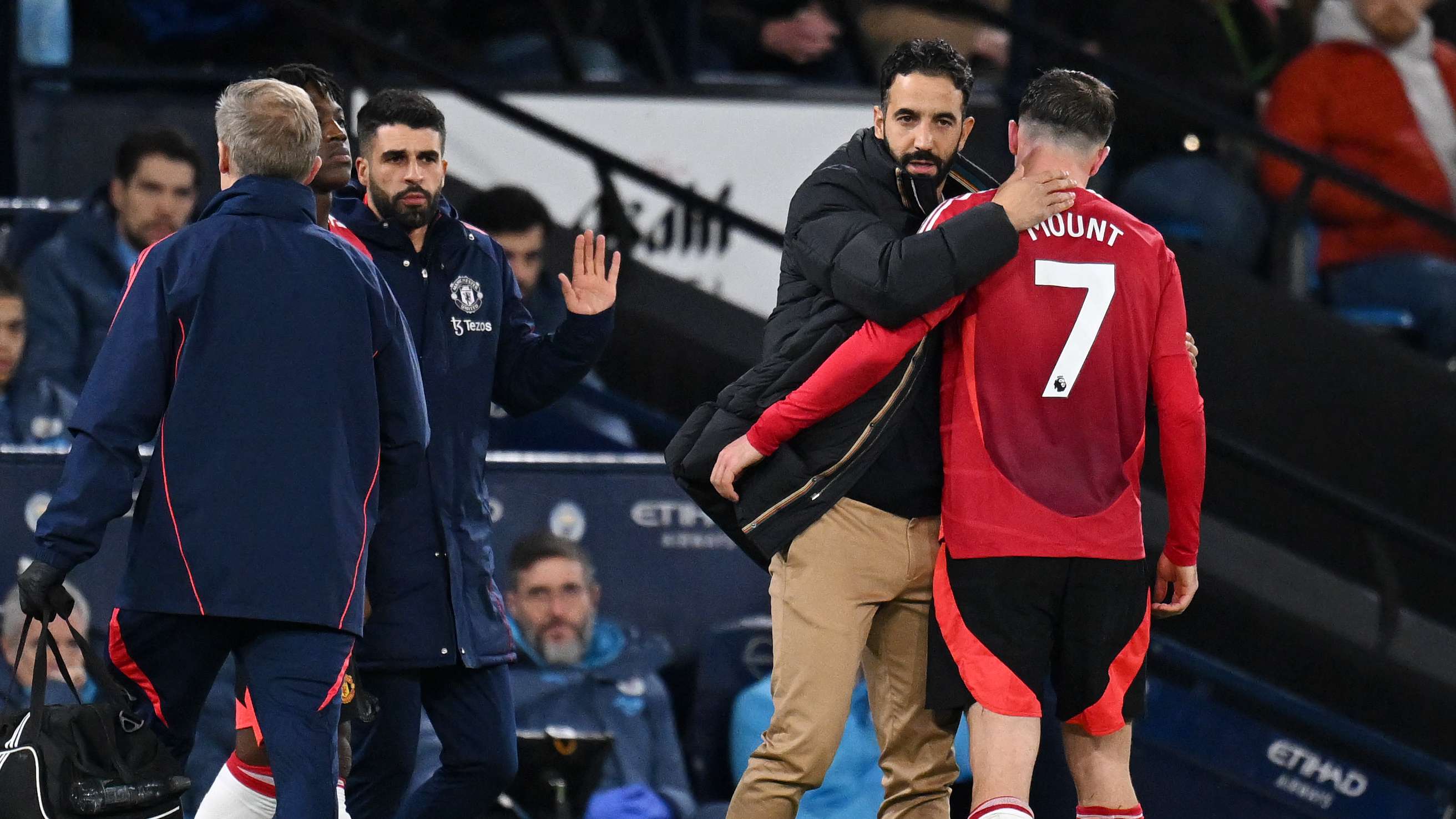 More misery for Mount! Man Utd star limps out of City clash  