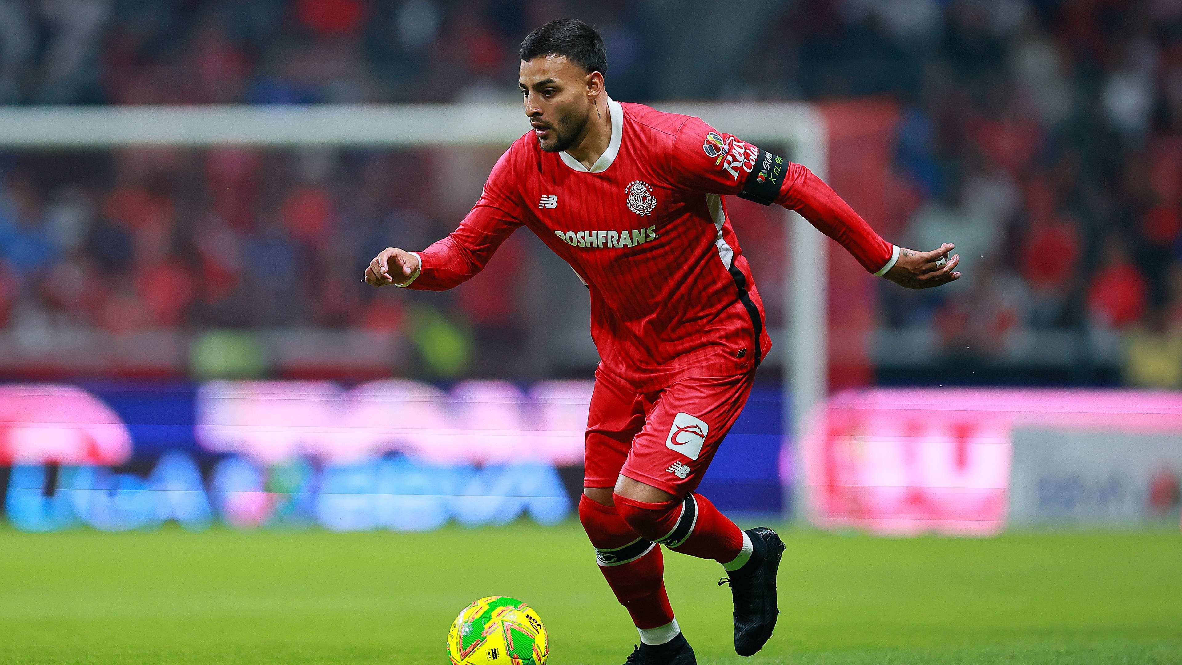 Report: América interested in Vega and Paulinho for the CWC  