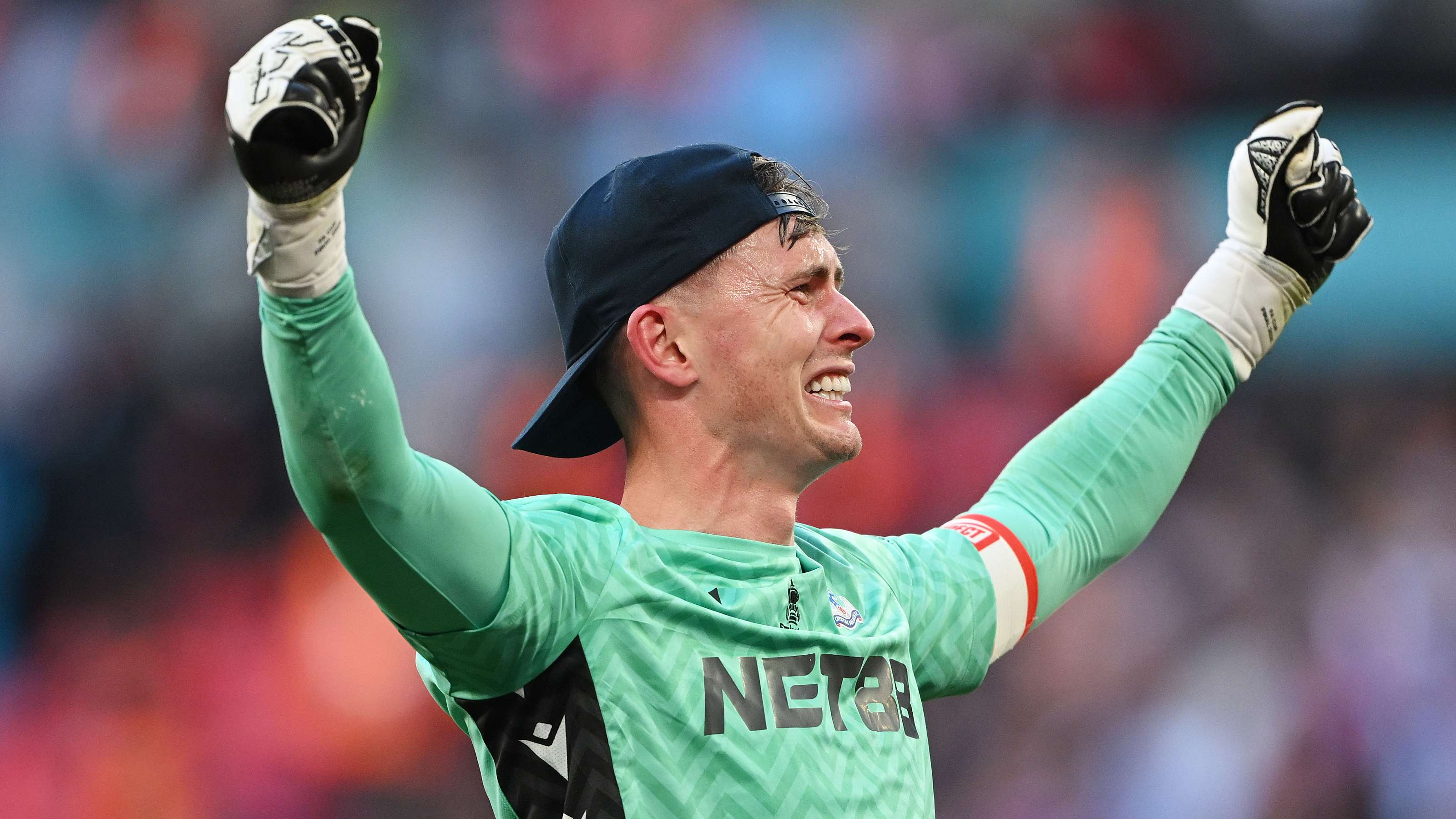 📽️ | Henderson leads Palace celebrations with X-rated chant  
