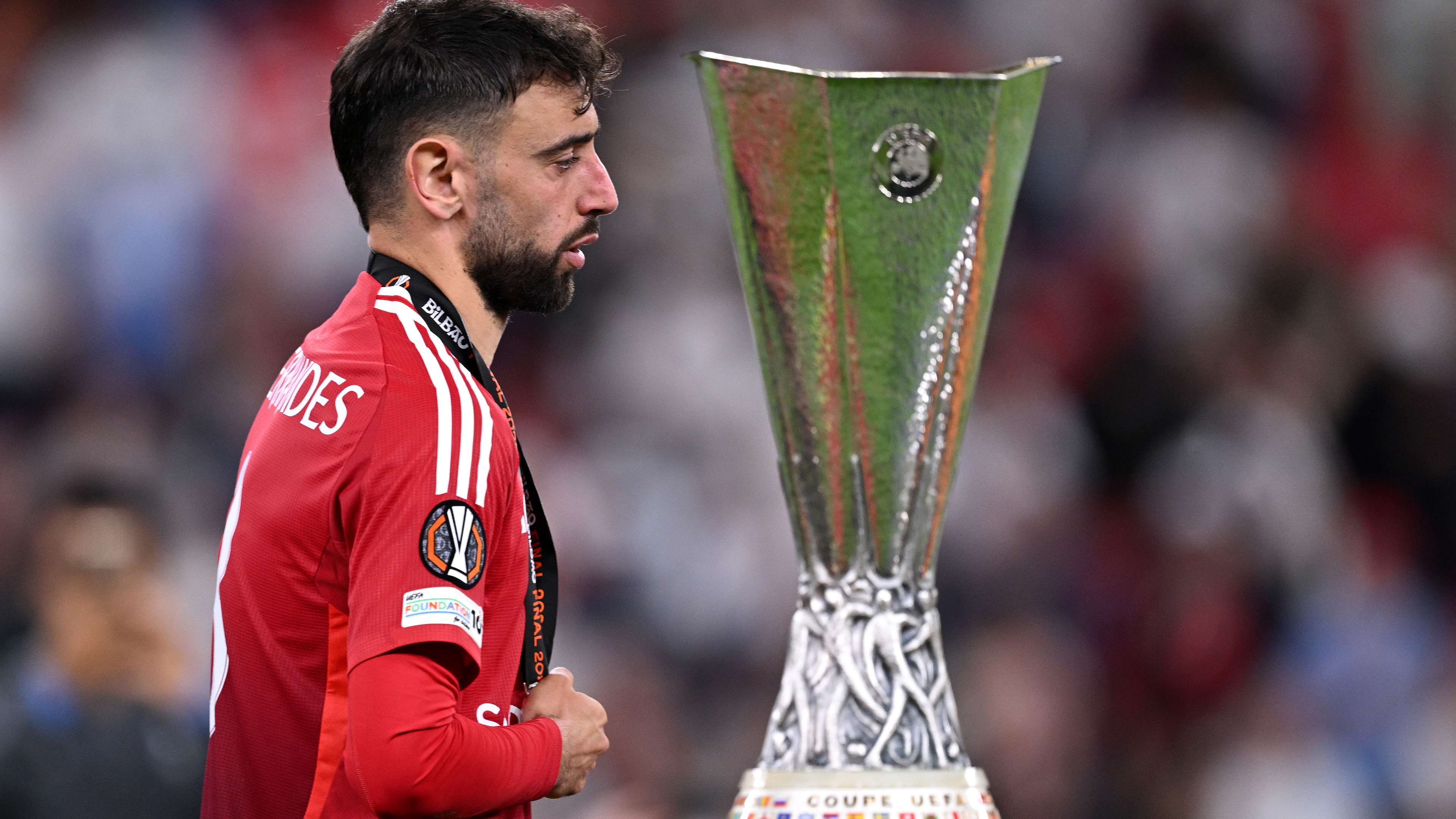 Fernandes blasted as 'not captain material' by Man Utd legend  