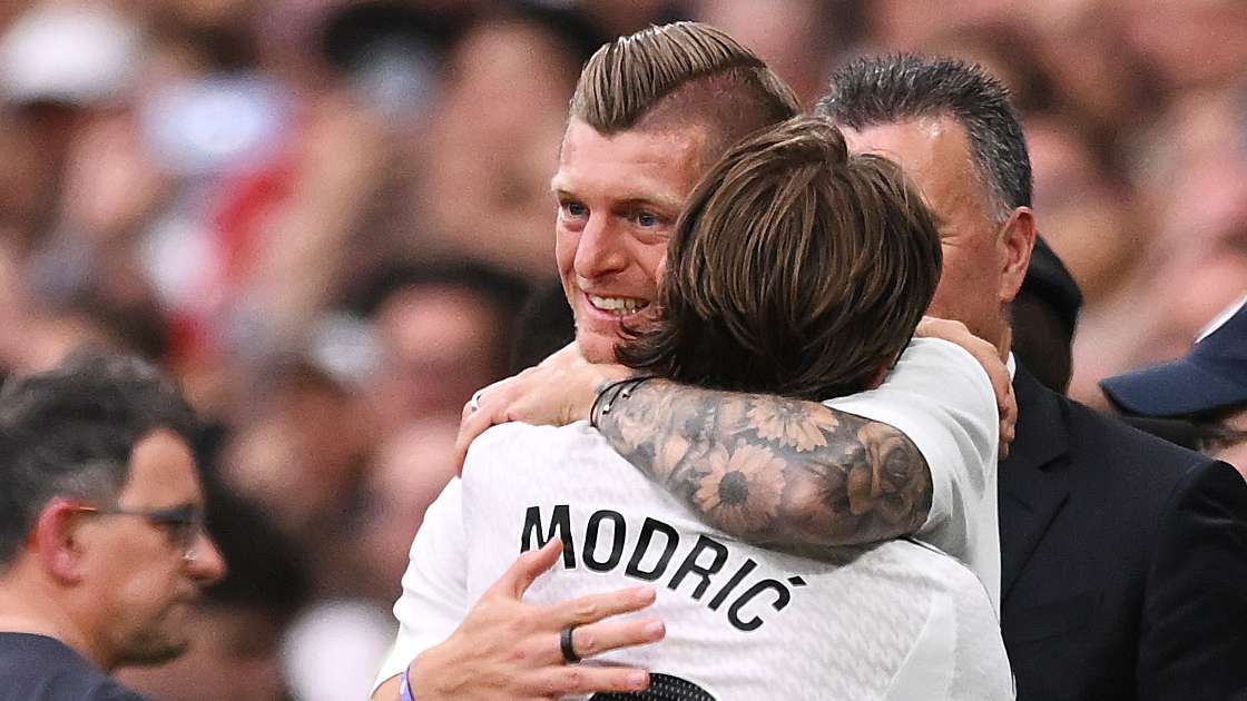 📽️ | Kroos embraces Modric after final Real Madrid game  