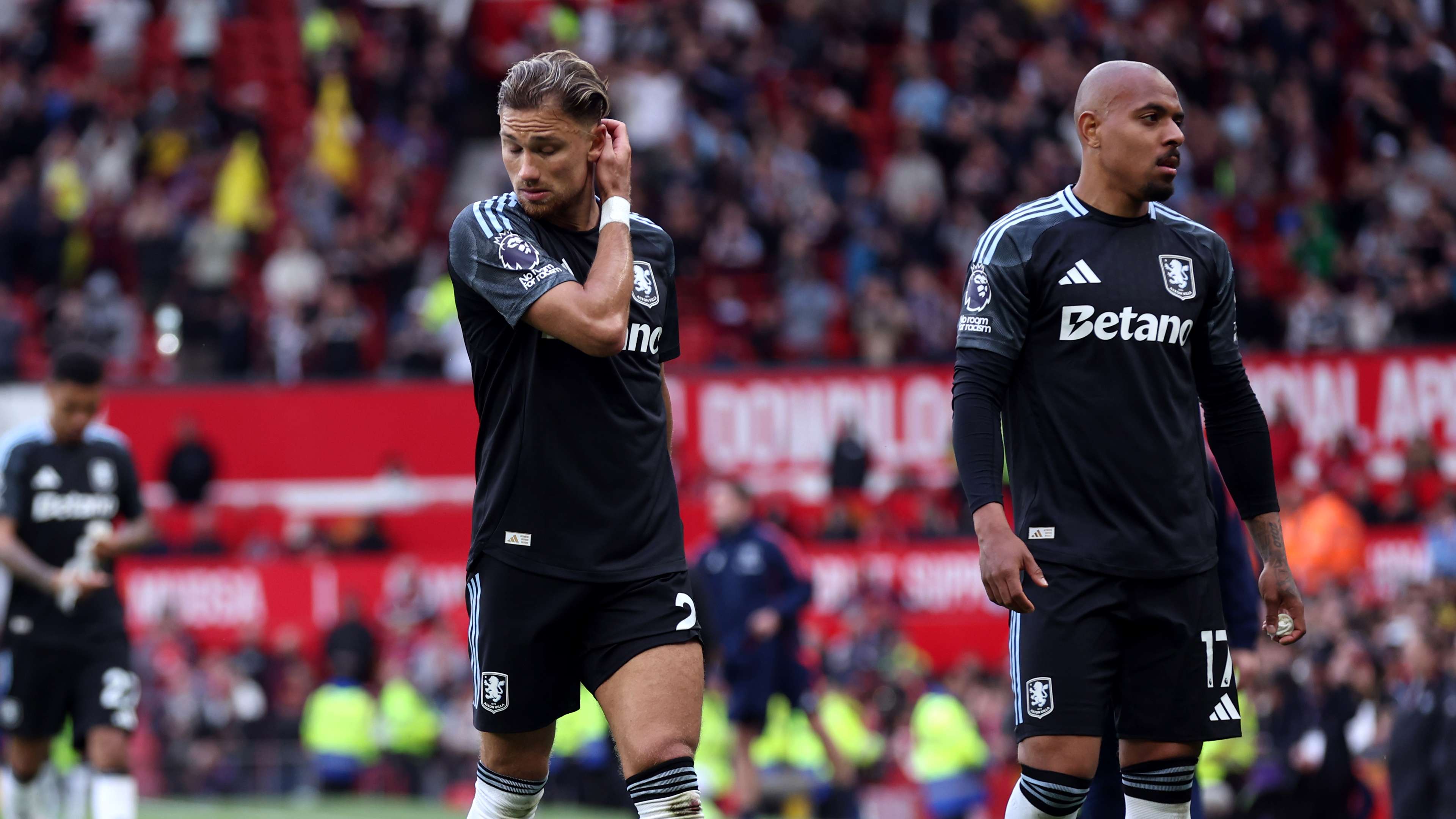 Aston Villa lodge complaint to PL over Man Utd referee  