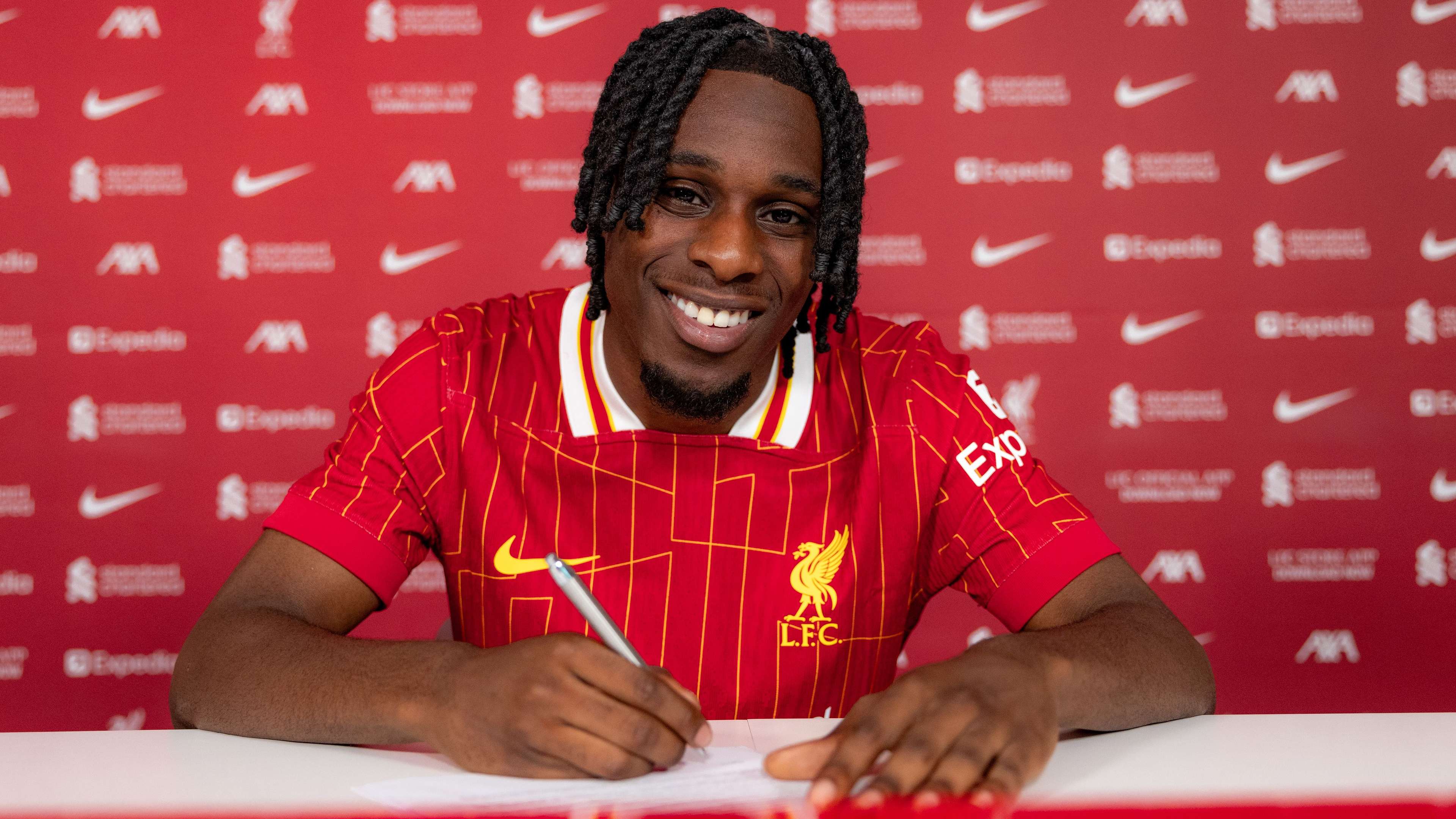 📽️ | Liverpool new boy Frimpong picks favourite full-back ever  
