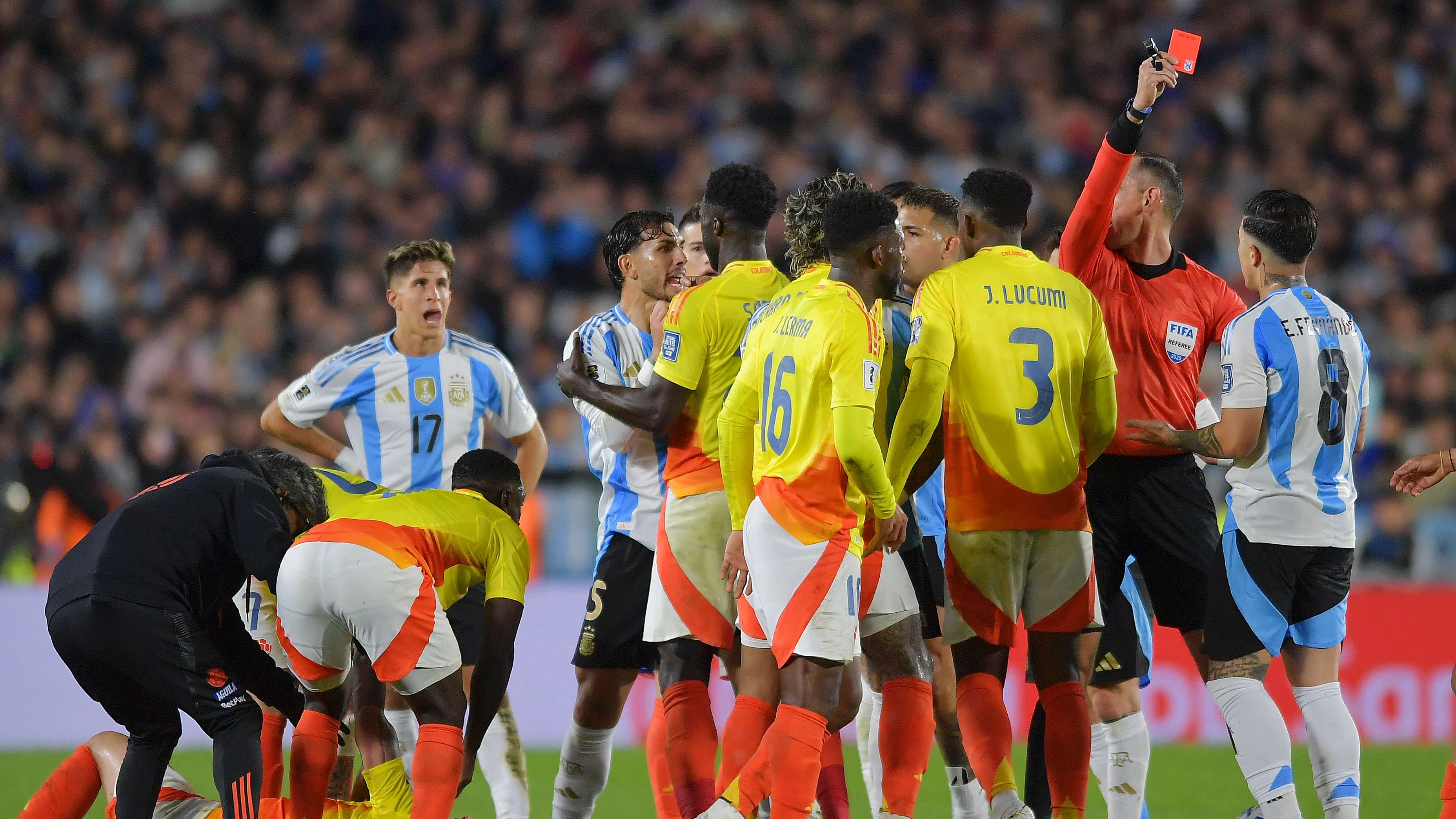 📽️ | Enzo Fernandez shown red card for brutal head kick  
