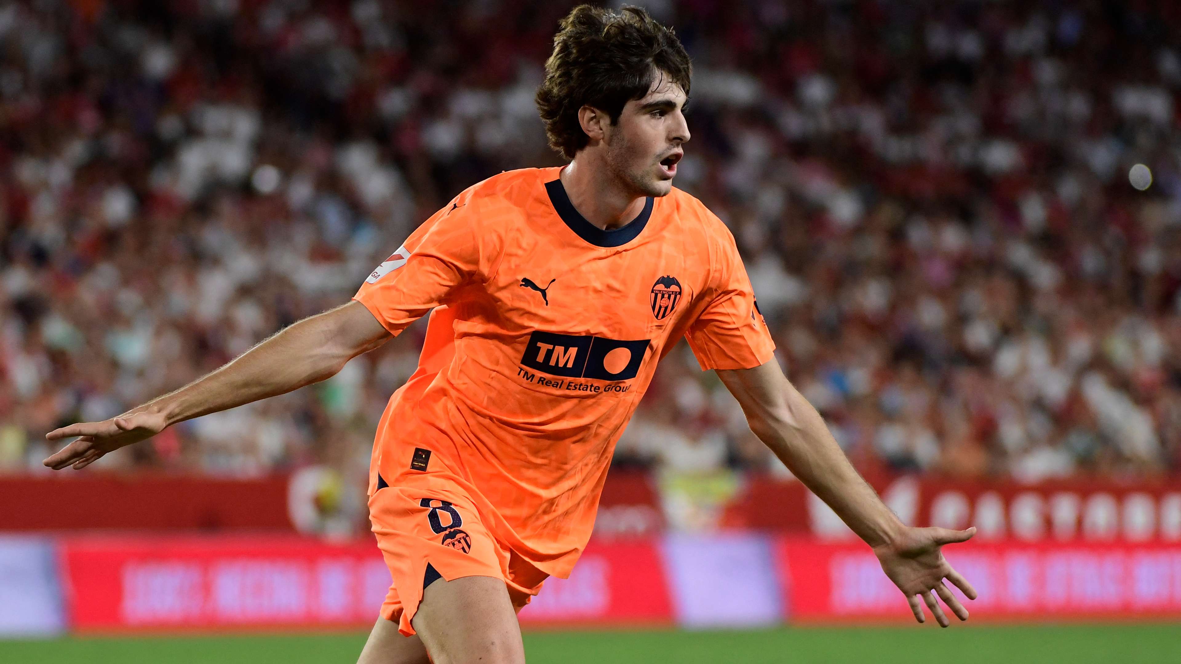 Man Utd still lurking as Valencia make second offer to Guerra  