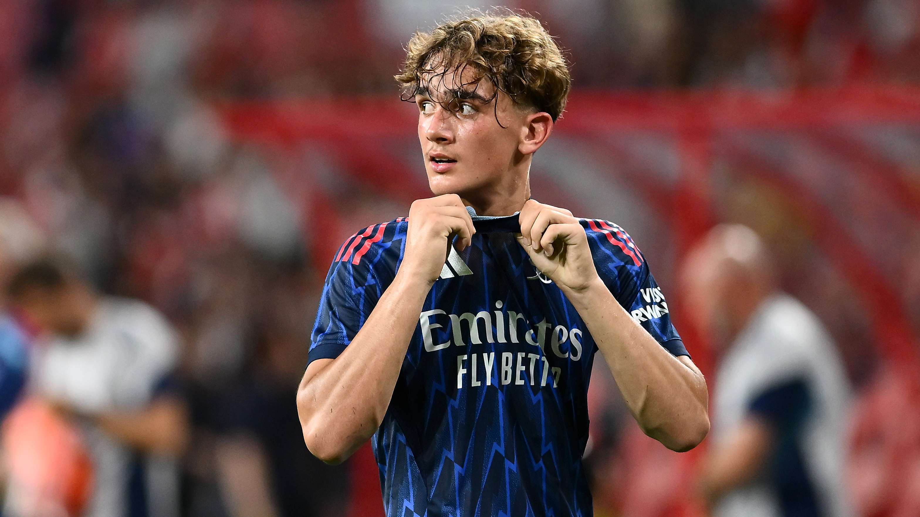 Dowman sent 'humble' warning by failed Arsenal prospect  