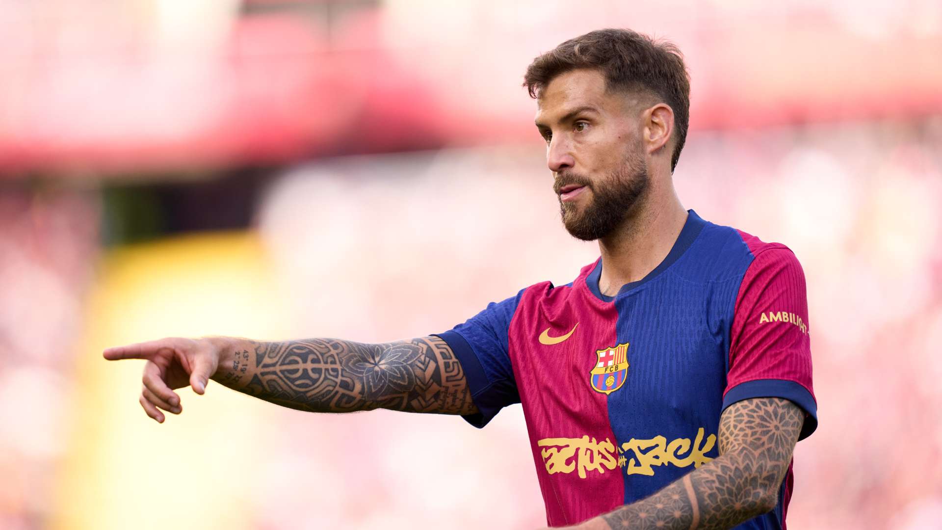 Barcelona offered new defender after Martinez exit  