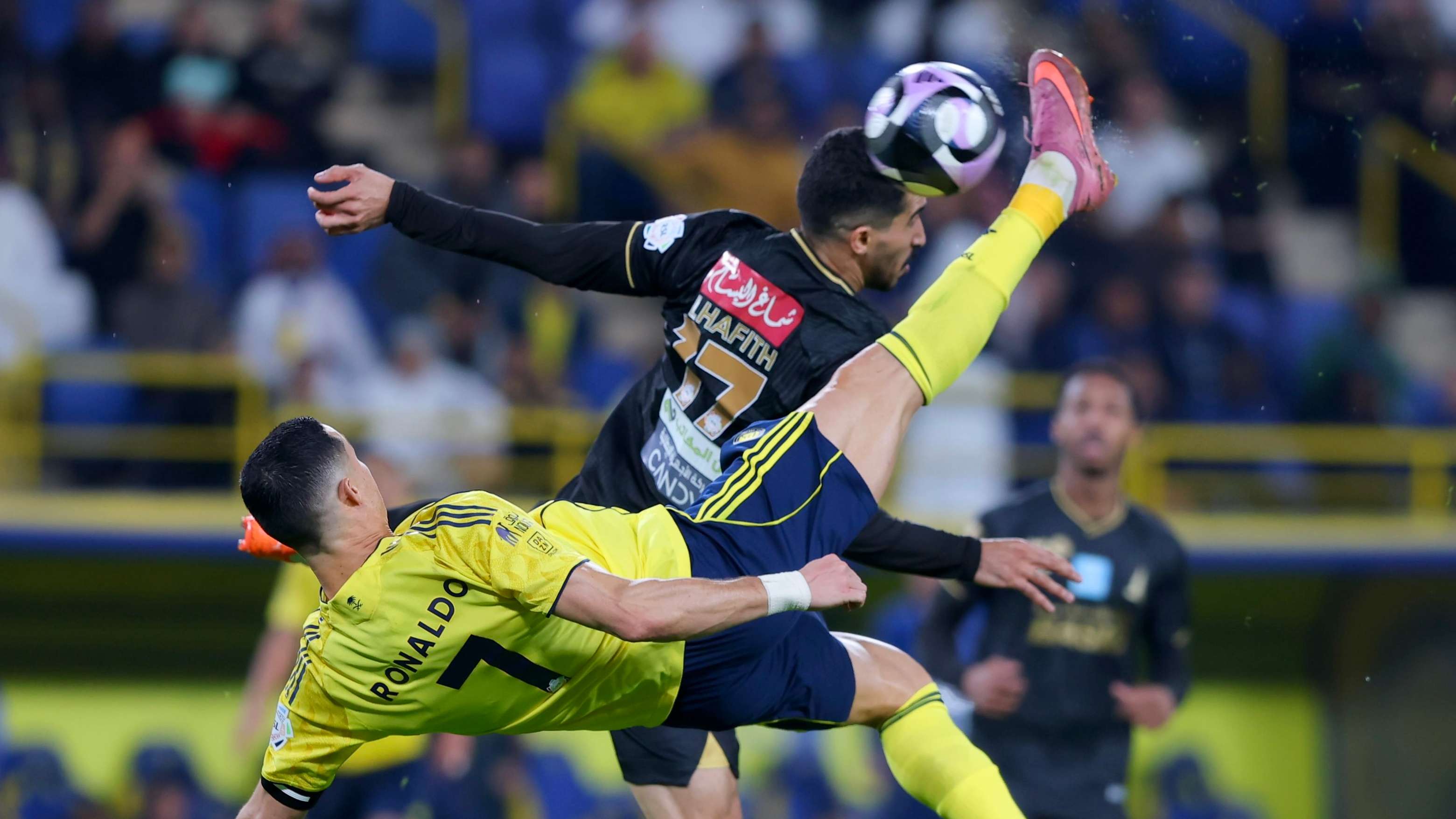 📽️ | Vintage CR7! Ronaldo scores outrageous overhead kick  