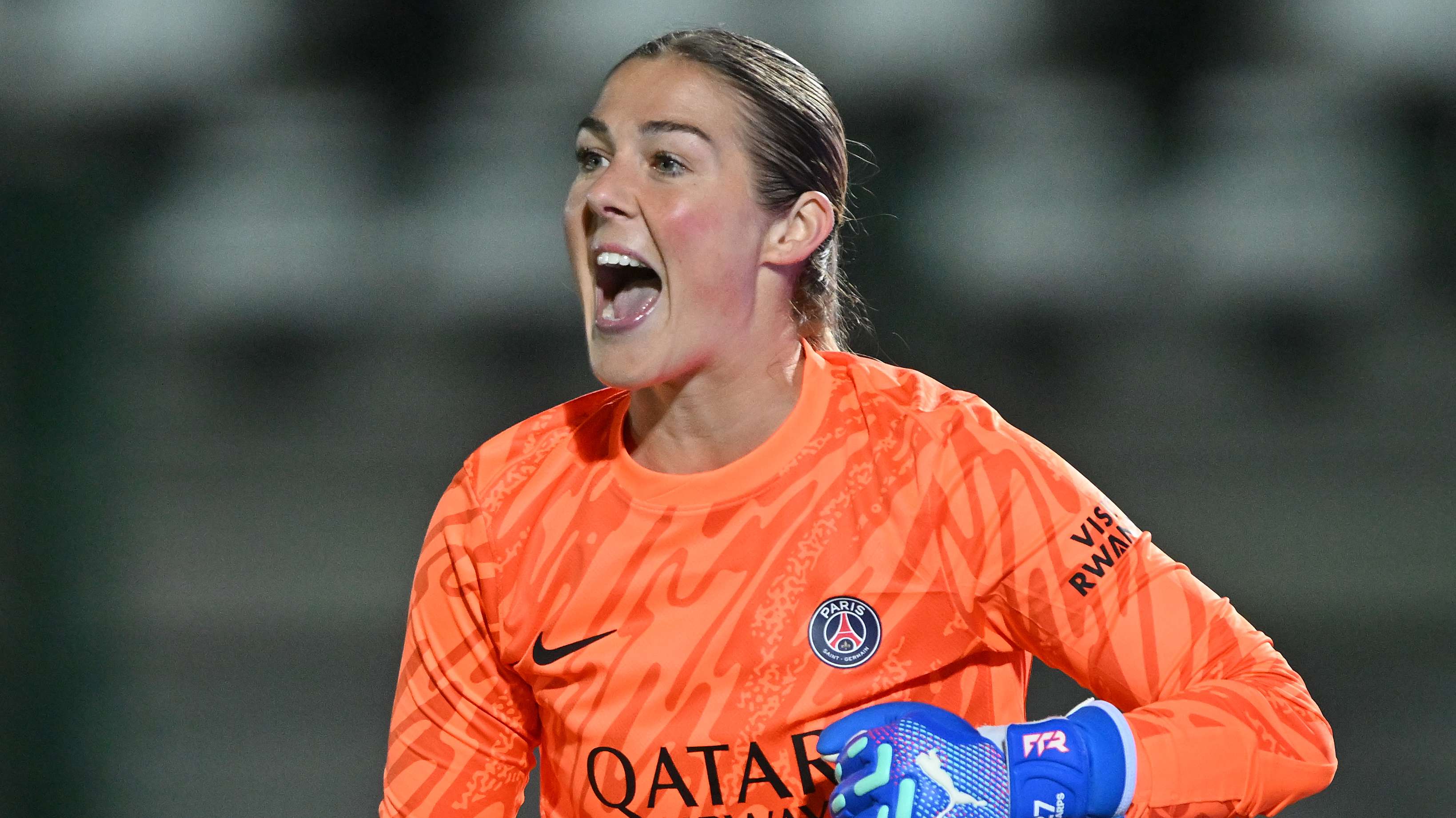 Ex-England 'keeper Earps hits back after Hampton controversy  