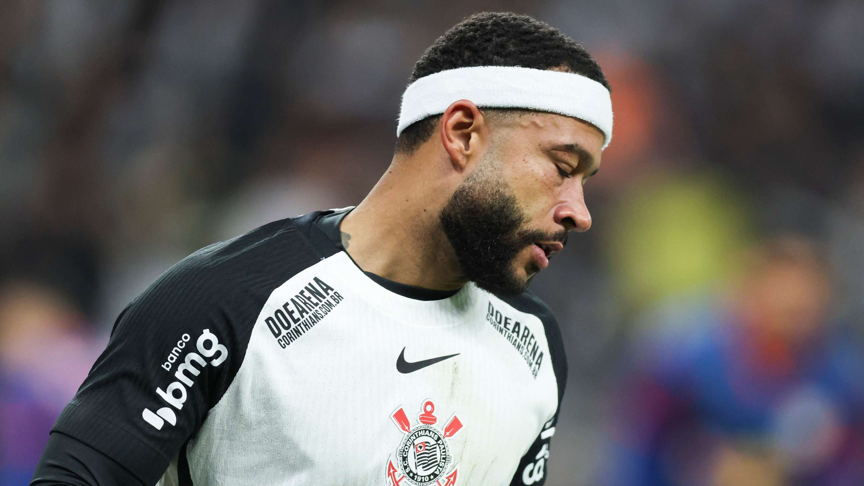 Depay ruled out again for Corinthians with knee injury  