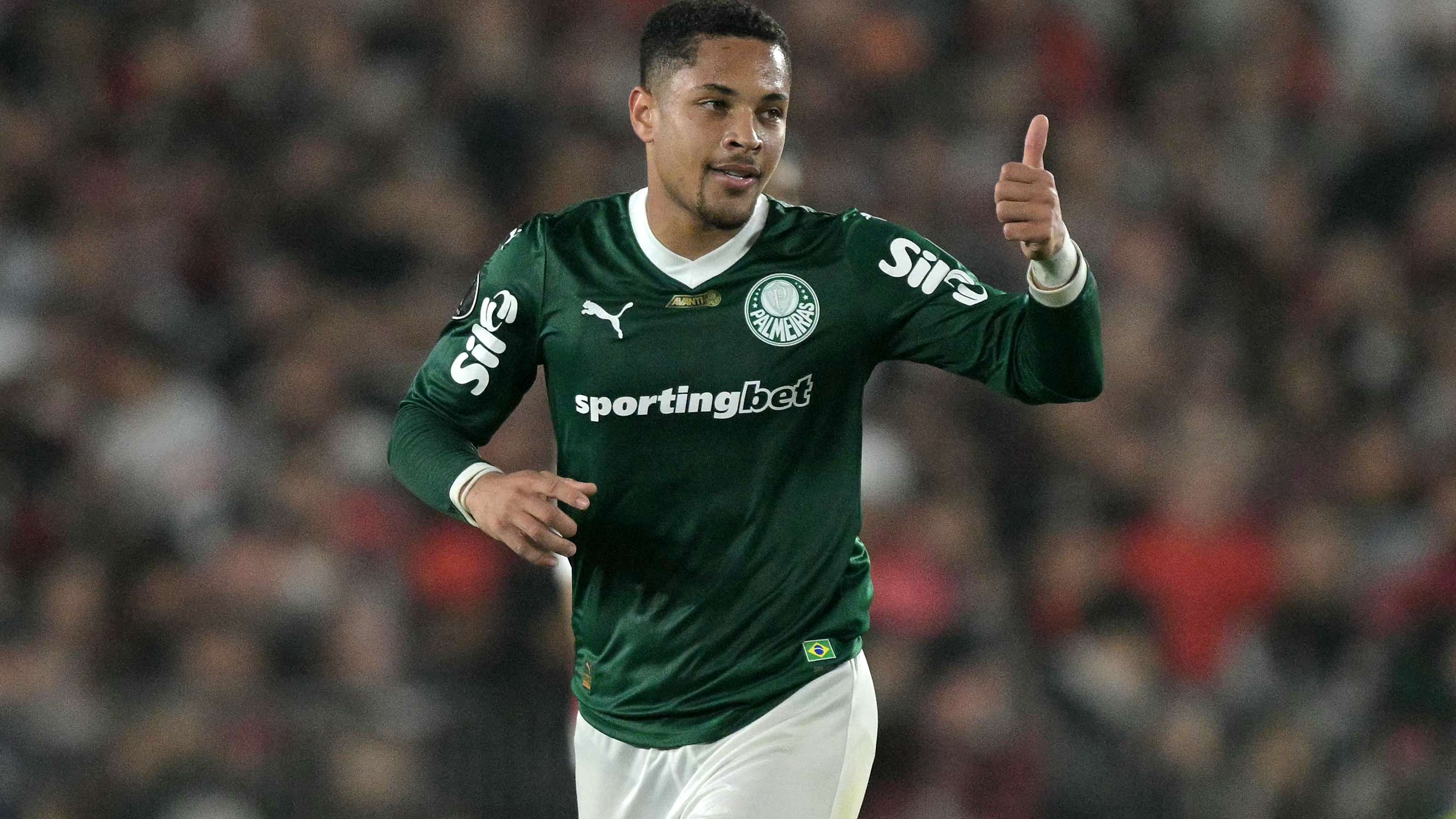 Barcelona flop Vitor Roque waiting on €50m Premier League offer  